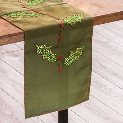 Camino De Mesa Poinsettia Verde 13' x 91'.